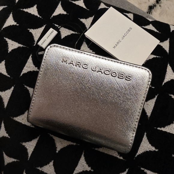 NWT Marc Jacobs Metallic Silver Vegan Leather Compact Bifold Wallet - Picture 2 of 14